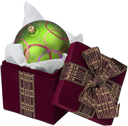 коробка с елочными игрушками